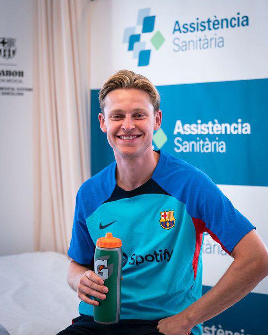 De Jong trabaja al cien por ciento con el Barcelona, pero podría salir del equipo en las próximas horas.