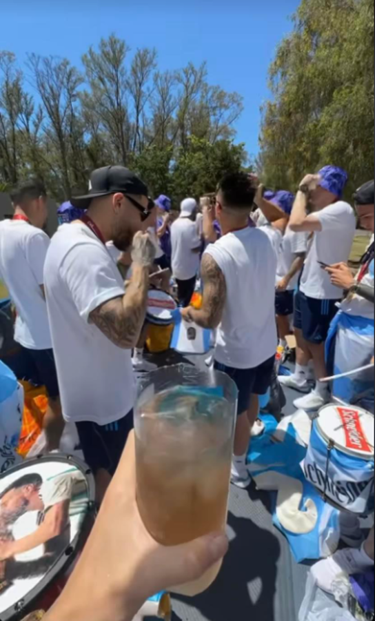 Cinco millones en la caravana de Argentina: Messi bebiendo alcohol, polémica foto de Otamendi y propuestas indecentes