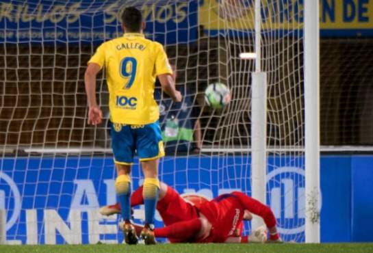 Las Palmas' Argentinian forward Jonathan Calleri (L) scores a penalty shot against Barcelona's German goalkeeper Marc-Andre Ter Stegen (R) during the Spanish league football match UD Las Palmas vs FC Barcelona at the Gran Canaria stadium in Las Palmas de Gran Canaria on March 01, 2018. / AFP PHOTO / DESIREE MARTIN