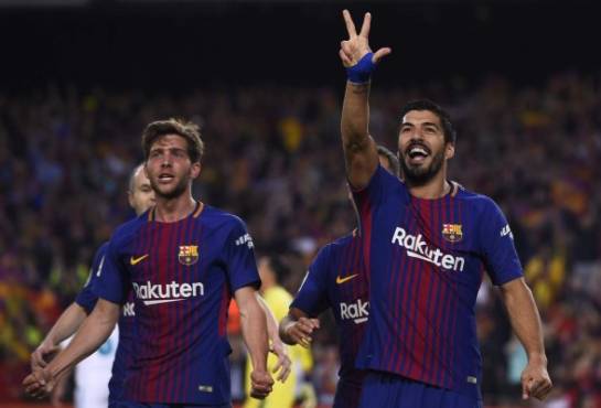 Barcelona's Uruguayan forward Luis Suarez (R) celebrates a goal during the Spanish league football match between FC Barcelona and Real Madrid CF at the Camp Nou stadium in Barcelona on May 6, 2018. / AFP PHOTO / Josep LAGO