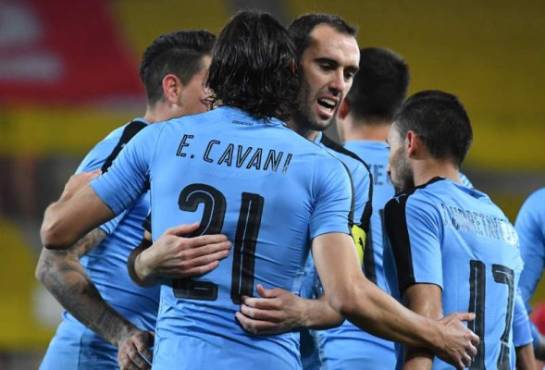 Uruguay's forward Edinson Cavani (C) celebrates his goal with his teammate Diego Godin during the international friendly football match Austria v Uruguay in Vienna, on November 14, 2017. / AFP PHOTO / JOE KLAMAR