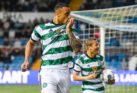Celtic está venciendo al Kilmarnock con goles de Adam Idah y Daizen Maeda. Con este resultado, se corona campeón de la Liga de Escocia.