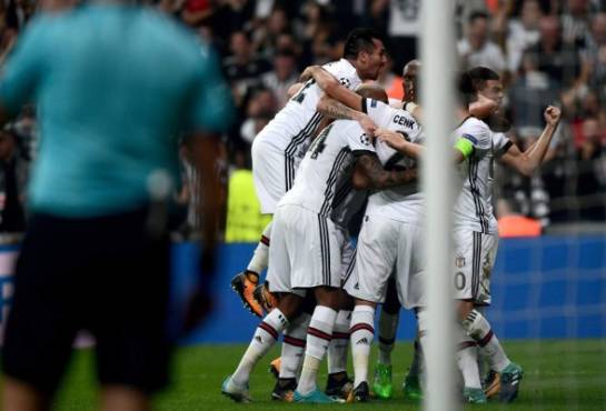 Besiktas` Ryan Babel (unseen) celebrates with teammates after scoring during the UEFA Champions League group G football match between Besiktas and RB Leipzig at Vodafone Park Stadium in Istanbul on September 26, 2017. / AFP PHOTO / OZAN KOSE