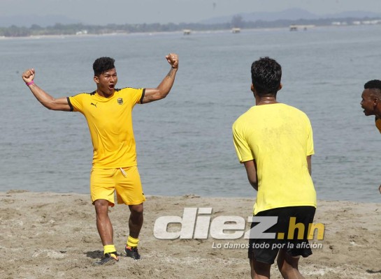 FOTOGALERÍA: Real España se divierte en la playa en plena pretemporada