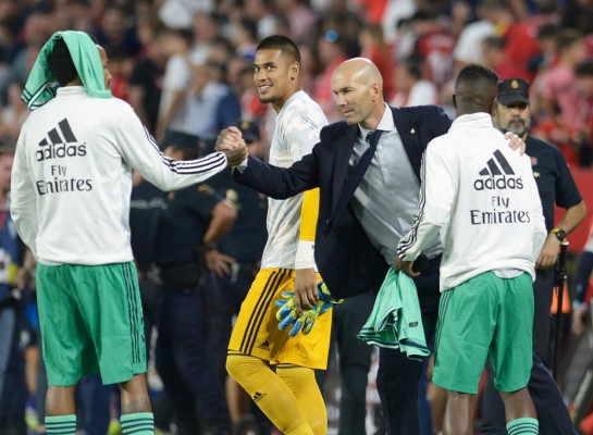 No viste en TV: Besito de Zidane a Benzema y James Rodríguez se ''estrella'' en el Sánchez-Pizjuán