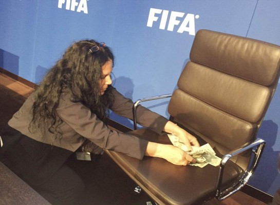 Lo que sucedió luego que comediante humillara a Blatter en conferencia