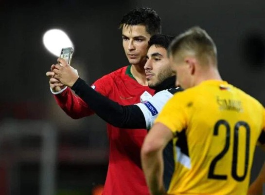 Un caballero: El gesto de Cristiano Ronaldo con dos aficionado tras marcar un hattrick