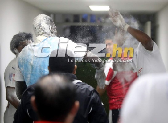 ¡Qué bromita! Jugadores del Olimpia bañan de huevo y harina a Estupiñán&nbsp;&nbsp;