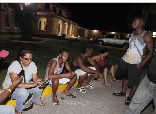 Familiares y amigos llegan a Hospital donde murió Enrique Reneau