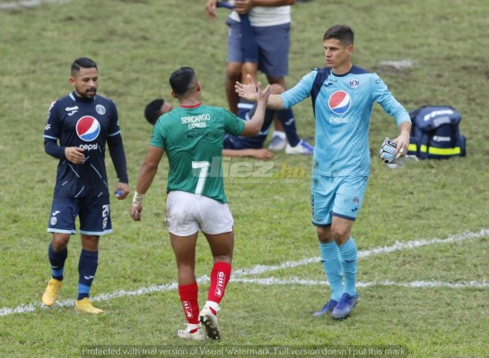 ¡No se vio en TV! Respeto total de excompañeros a Emilio Izaguirre, Diego en el muro y Garrido da el susto