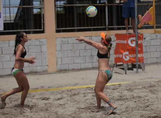 Gina y Kerube, las voleibolistas de playa más sexis de Honduras