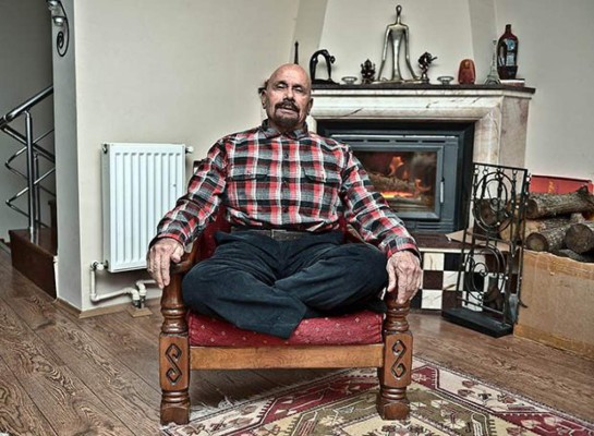 Impactantes fotos: Instructor de yoga tiene 95 años y aparenta la mitad