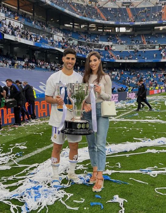 Las novias de los cracks del Real Madrid deslumbran en el Bernabéu: Besos, fotos y la novia de Militao se puso “coqueta”