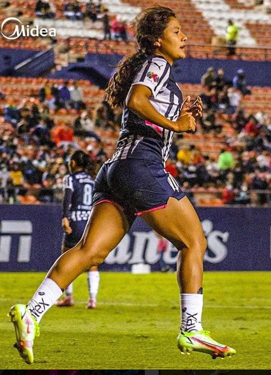 El beso de dos jugadoras tras el título de Monterrey en la Liga MX Femenil; una es futbolista del América