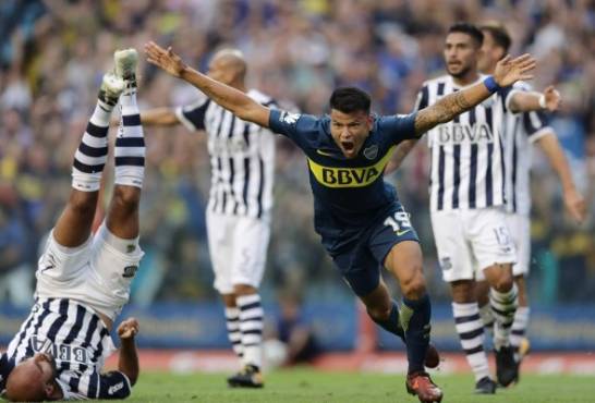 Boca Juniors's forward Walter Bou (L) celebrates after scoring a goal against Talleres during their Argentina First Division Superliga football match at La Bombonera stadium, in Buenos Aires, on April 1, 2018. / AFP PHOTO / ALEJANDRO PAGNI