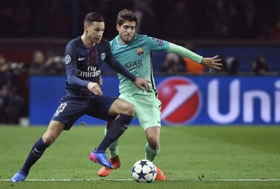 Paris Saint-Germain's German midfielder Julian Draxler (L) vies with Barcelona's Spanish midfielder Sergi Roberto during the UEFA Champions League round of 16 first leg football match between Paris Saint-Germain and FC Barcelona on February 14, 2017 at the Parc des Princes stadium in Paris. / AFP PHOTO / Lionel BONAVENTURE