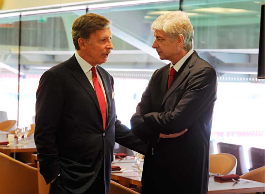 Los grandes magnates del fútbol .