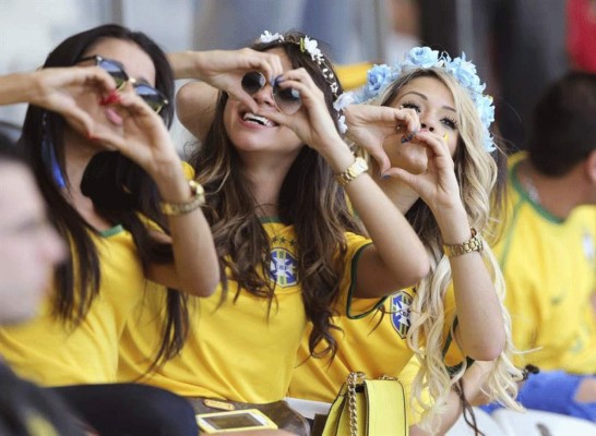 Aficionados disfrutan el Mundial a ritmo de samba.