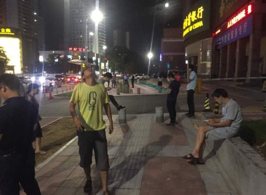 Imágenes de terror: Fuerte terremoto provoca 19 muertos, 200 heridos y 30 mil turistas evacuados en China