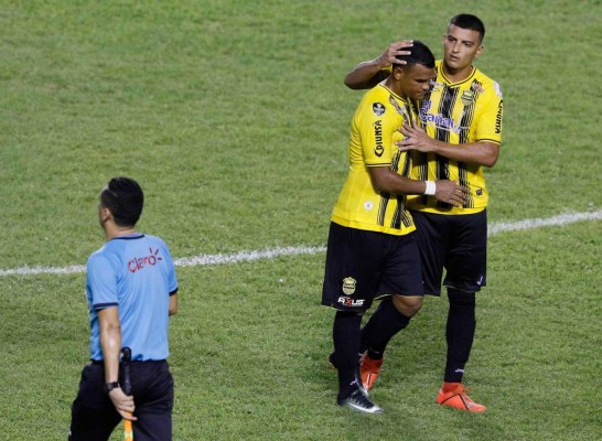 NO SE VIO: Futbolistas oliendo alcohol y pieza del Vida con cinta adhesiva en su camisa