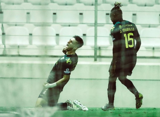 El festejo del Tondela tras salvar la categoría en Portugal: Jonathan Rubio hasta se quitó la mascarilla