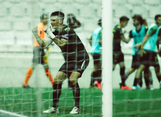 El festejo del Tondela tras salvar la categoría en Portugal: Jonathan Rubio hasta se quitó la mascarilla