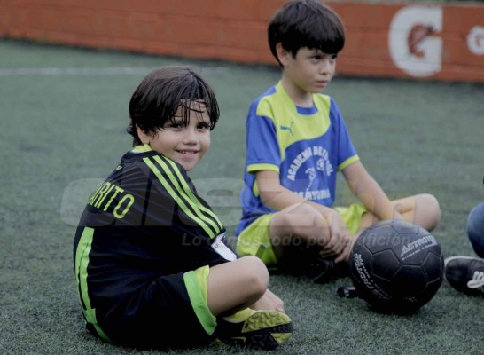 Niño hondureño exhibió regalo de Chicharito con sus compañeritos