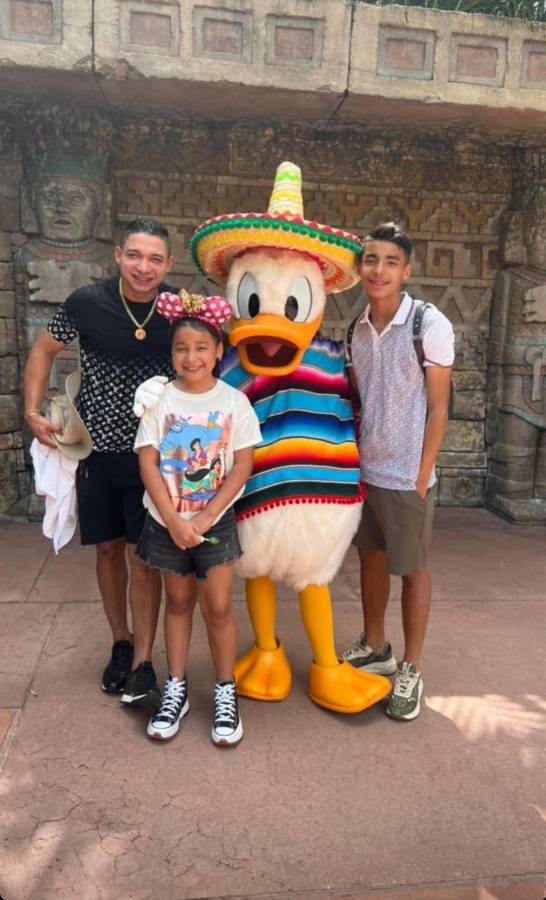 Alejado del fútbol, pero muy enamorado: Así pasa las vacaciones Emilio Izaguirre junto a su bella esposa en Estados Unidos