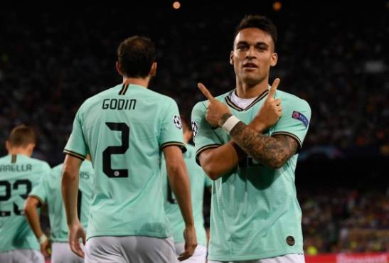Inter Milan's Argentine forward Lautaro Martinez (R) celebrates after scoring a goal during the UEFA Champions League Group F football match between Barcelona and Inter Milan at the Camp Nou stadium in Barcelona, on October 2, 2019. (Photo by LLUIS GENE / AFP)