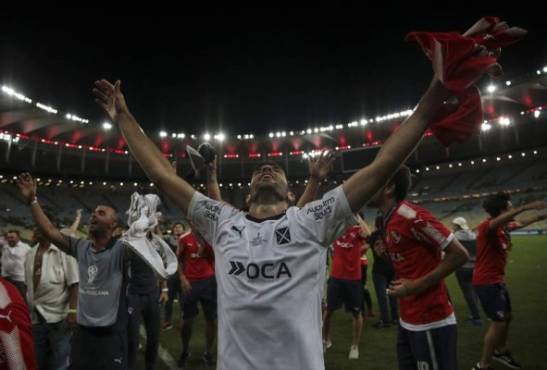 BRA145. RÍO DE JANEIRO (BRASIL), 13/12/2017.- Emmanuel Gigliotti de Independiente celebra hoy, miércoles 13 de diciembre de 2017, al ganar la Copa Sudamericana, en la final entre Flamengo de Brasil e Independiente de Argentina, en el estadio Maracaná en Río de Janeiro (Brasil). EFE/Antonio Lacerda
