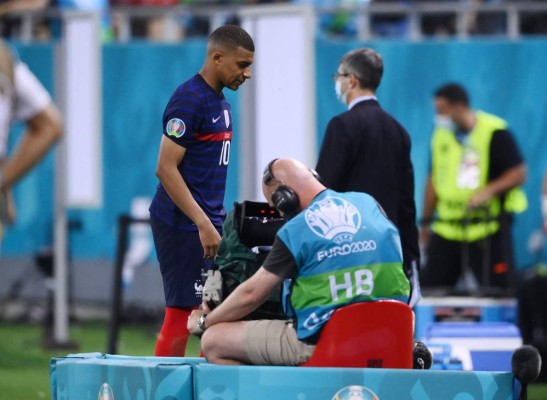 La tristeza de Mbappé, aficionado invade y crack de Suiza no hace caso a Cristiano Ronaldo con la Coca Cola