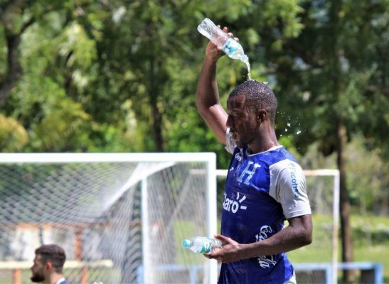 Un baño de refrescante de Darixon Vuelto, piscina y todo lo demás: las fotos más curiosas de la preparación Sub-23 de Honduras