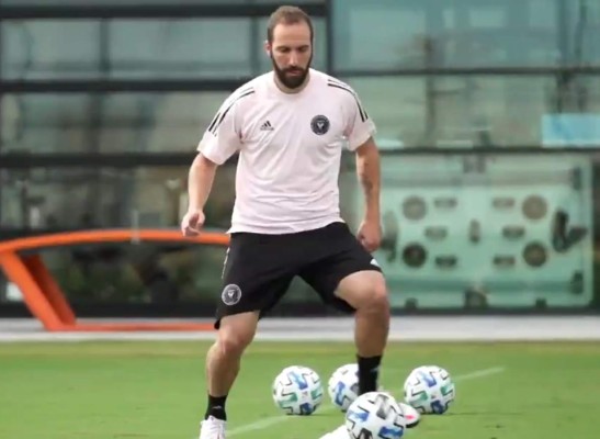 Sin sobrepeso, dorsal de crack y un golazo: Así fue el primer entrenamiento de Higuaín con el Inter de Miami