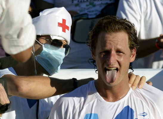 Nadal y Djokovic cierran gira con show de tenis y fútbol en Argentina.