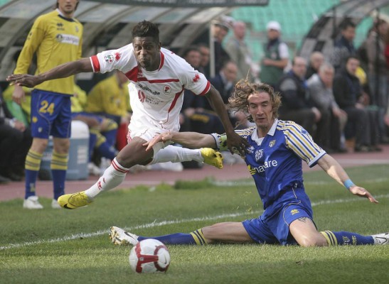 Bari, exclub de Edgar Álvarez se declara en quiebra pero presidente del Napoli lo compra