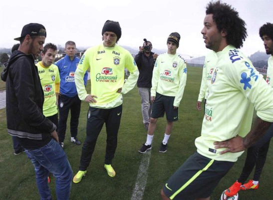 Neymar visitó a sus compañeros la concentración de Brasil.