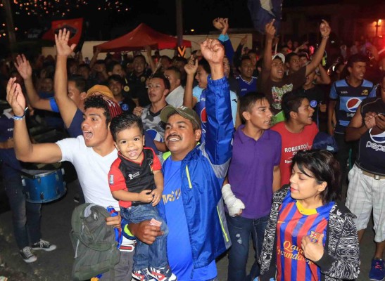 La afición de Motagua se luce al llenar el estadio Nacional