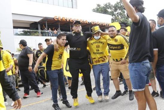 Banderazo aurinegro: Afición de Real España no deja sola a los jugadores y hacen su fiesta previo al clásico ante Olimpia