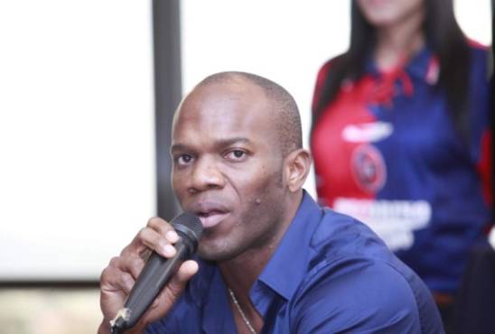 El hondureÃ±o David Suazo anunciÃ³ hoy su retiro definitivo del fÃºtbol obligado por una lesiÃ³n, tras una vertiginosa carrera en el fÃºtbol europeo que le llevÃ³ al Cagliari, Inter, GÃ©nova y Catania de Italia, y el Benfica, de Portugal.