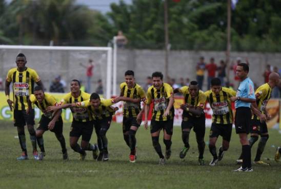 Marlon Pena, Bryan Acosta, Edder Delgado, Gerson Rodas, Jhow Benavidez, Harlington Gutierrez, Jugadores de la maquina celebran en el Estadio Francisco Martinez de Tocoa, Real Espana se corono campeon, gano su 11 titulo el 15-dic-2013 en Tocoa. (Fotografia: Jose Valle)