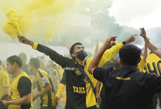 Banderazo aurinegro: Afición de Real España no deja sola a los jugadores y hacen su fiesta previo al clásico ante Olimpia