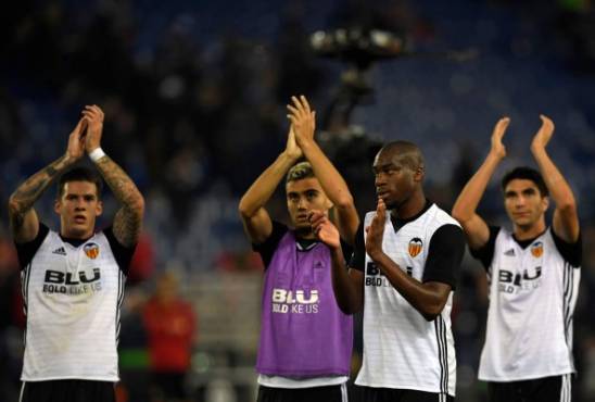 (L-R) Valencia's Spanish forward Santiago Mina Lorenzo, Valencia's Brazilian forward Andreas Pereira, Valencia's French midfielder Geoffrey Kondogbia and Valencia's Spanish midfielder Carlos Soler applaud at the end of the Spanish league football match RCD Espanyol vs Valencia CF at the RCDE Stadium in Cornella de Llobregat on November 19, 2017. / AFP PHOTO / LLUIS GENE