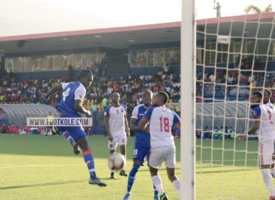 Los aficionados afuera del Cuscatlán, el cubano que llegó casi al entretiempo y la celebración de Alphonso Davies