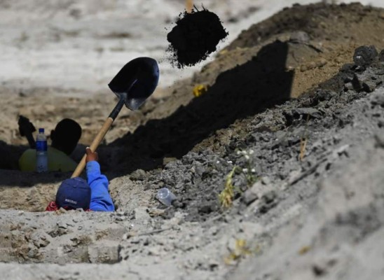Fotos: En El Salvador cavan tumbas para posibles muertos por coronavirus