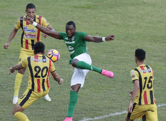 Con un exReal Madrid y una sorpresota: El once histórico de Marathón para Mario Berríos