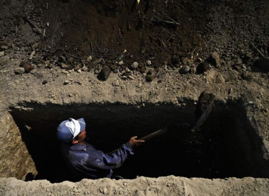 Fotos: En El Salvador cavan tumbas para posibles muertos por coronavirus