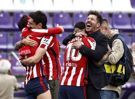 Júbilo y tristeza: El enorme gesto de Luis Suárez y la triste imagen de Benzema tras la coronación del Atlético