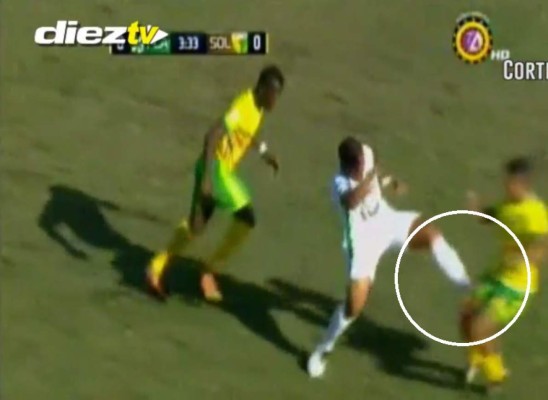 Vídeo: Luis Castro vuelve a darle tremendo patadón a un rival