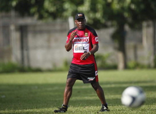 De fracaso en fracaso: 15 técnicos en Real España solo han dejado cuatro títulos en 14 años