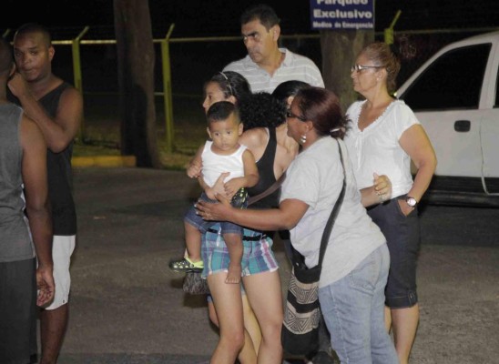 Familiares y amigos llegan a Hospital donde murió Enrique Reneau